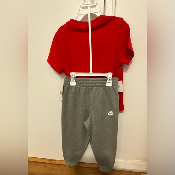 NWT NIKE BOYS 2 PIECE SET - Picture 3 of 3